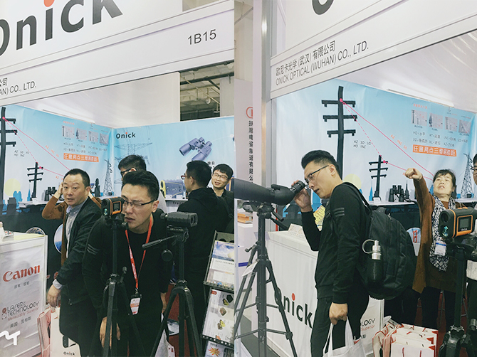 北京电力展——现场客户不放过任何一个体验欧尼卡产品的机会.jpg