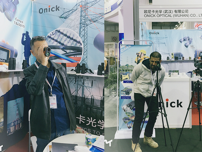 北京电力展——国外友人体验欧尼卡2000B激光测距仪.jpg